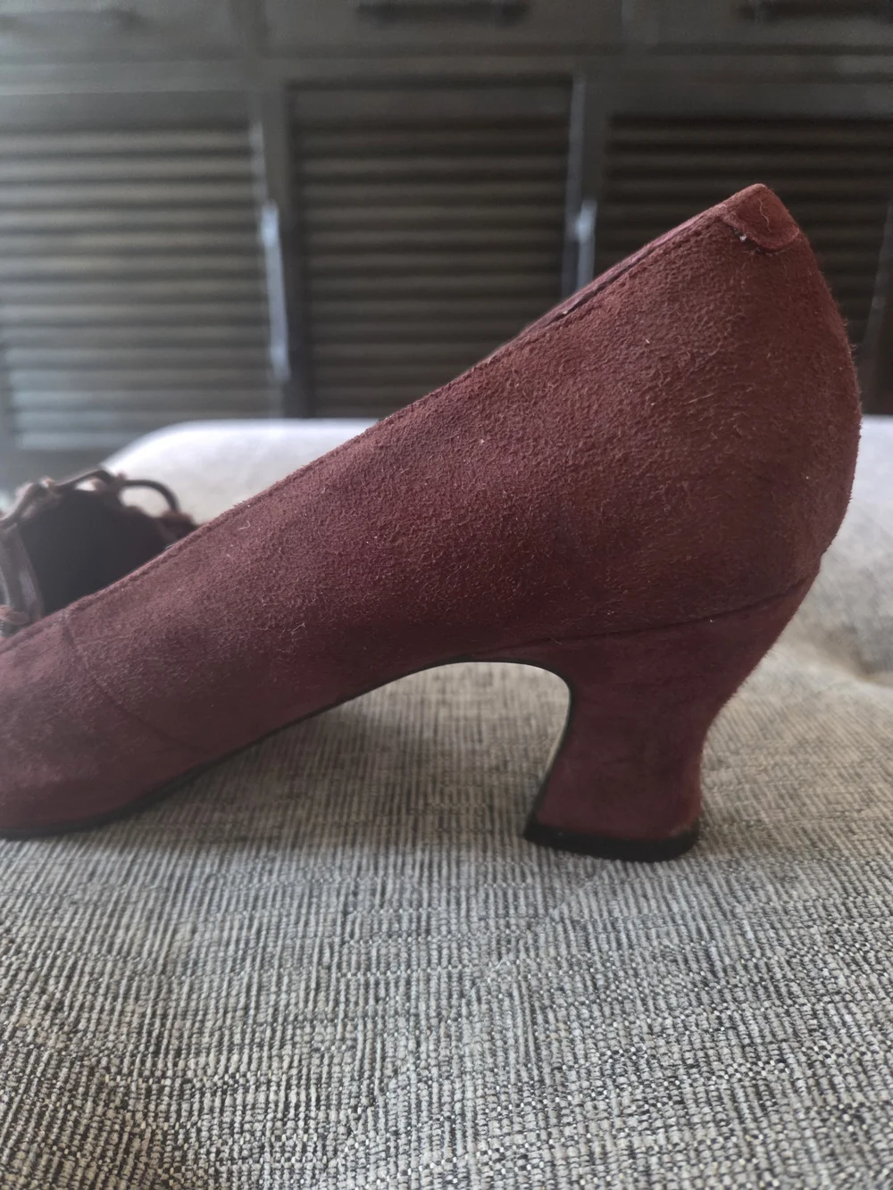 Vintage Candid Statements Womens Burgundy Suede Heels Knotted Vamp Detail Size 8